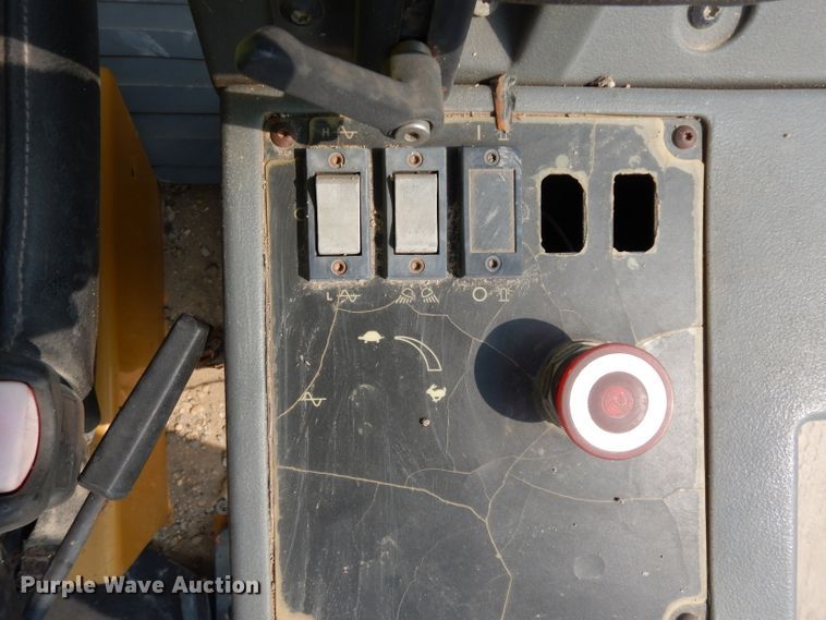 image for item DJ6543 2006 Caterpillar CP-433E  single drum roller