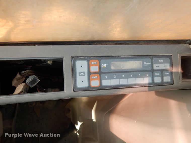 image for item DJ6544 2005 Caterpillar 320C excavator