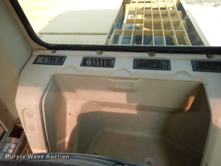 image for item DJ6544 2005 Caterpillar 320C excavator