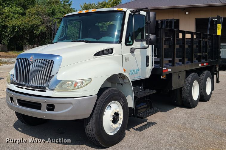 image for item DY9920 2005 International 4400  flatbed truck
