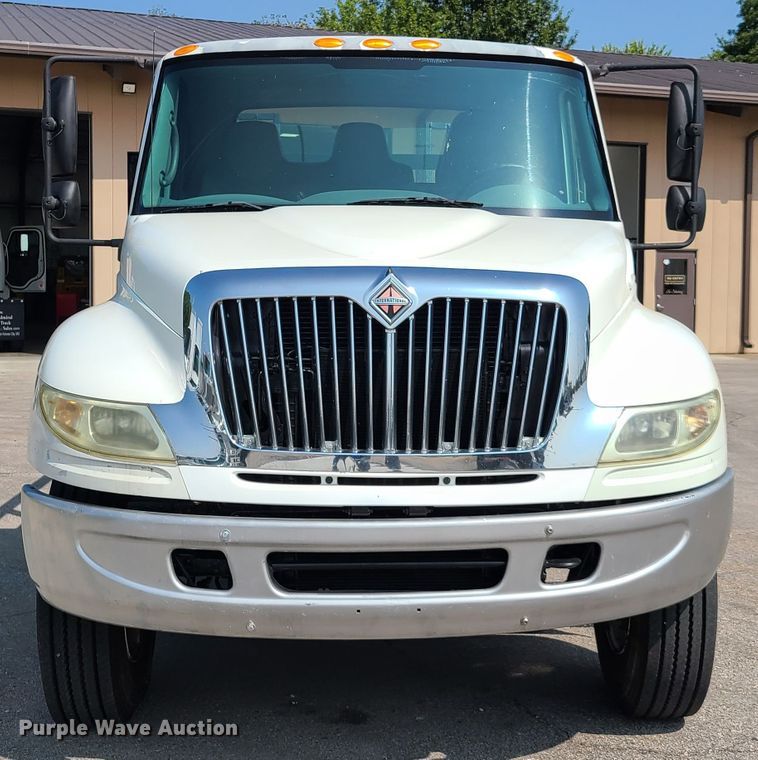 image for item DY9920 2005 International 4400  flatbed truck