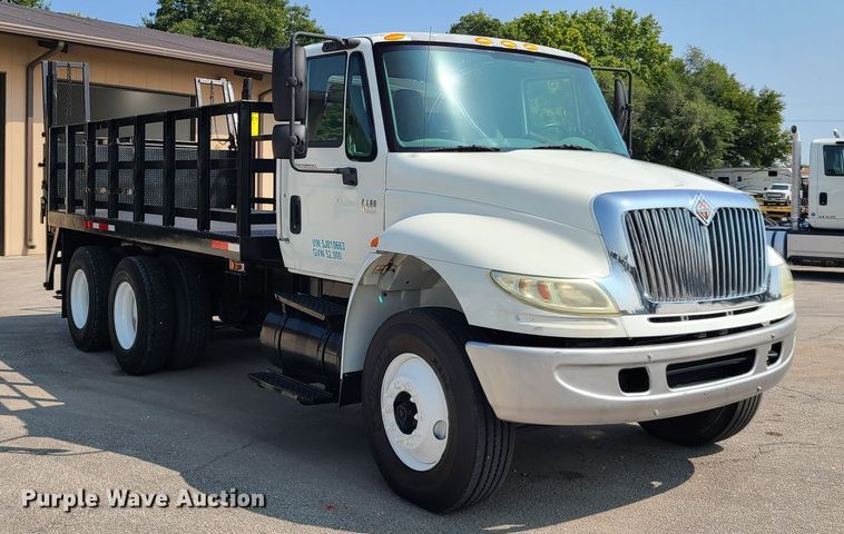 image for item DY9920 2005 International 4400  flatbed truck