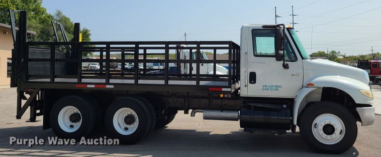 image for item DY9920 2005 International 4400  flatbed truck