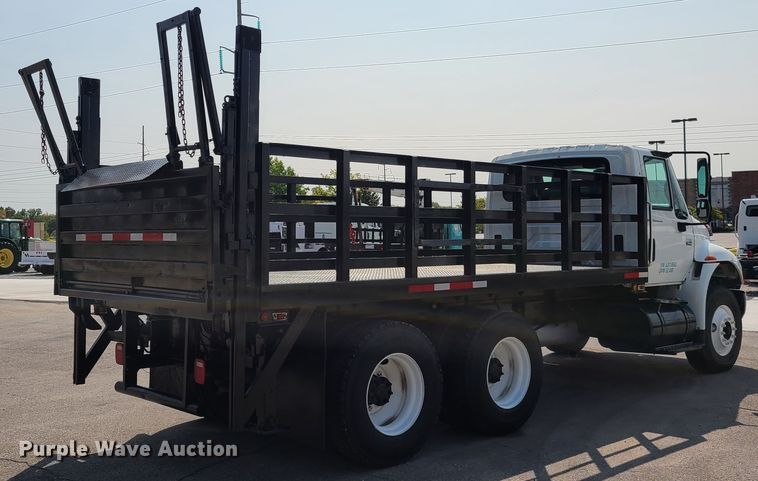 image for item DY9920 2005 International 4400  flatbed truck