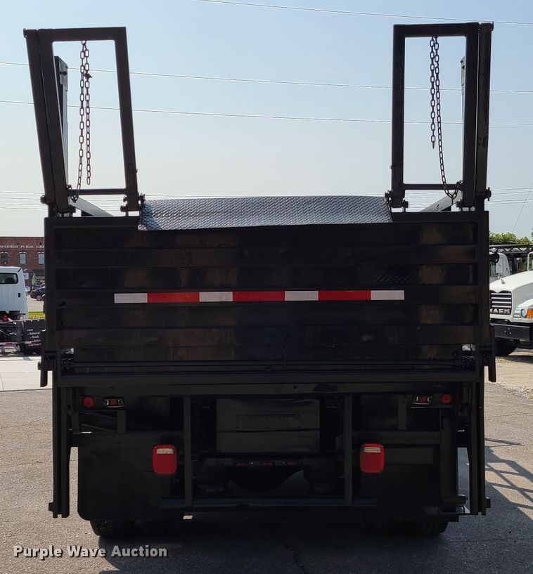 image for item DY9920 2005 International 4400  flatbed truck