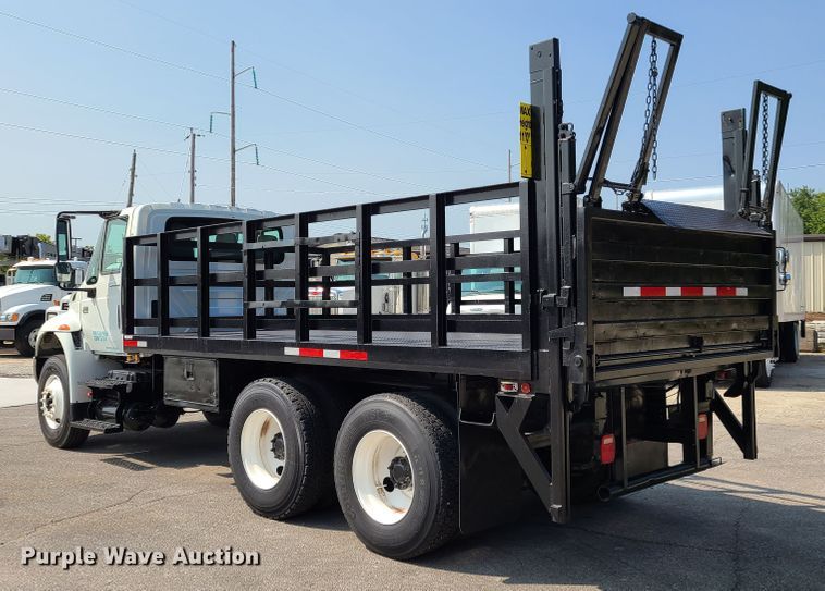 image for item DY9920 2005 International 4400  flatbed truck