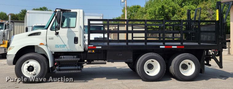 image for item DY9920 2005 International 4400  flatbed truck