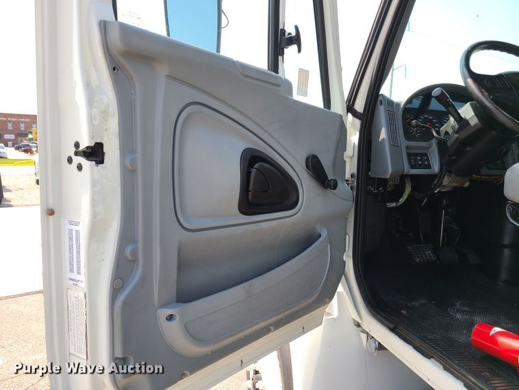 image for item DY9920 2005 International 4400  flatbed truck