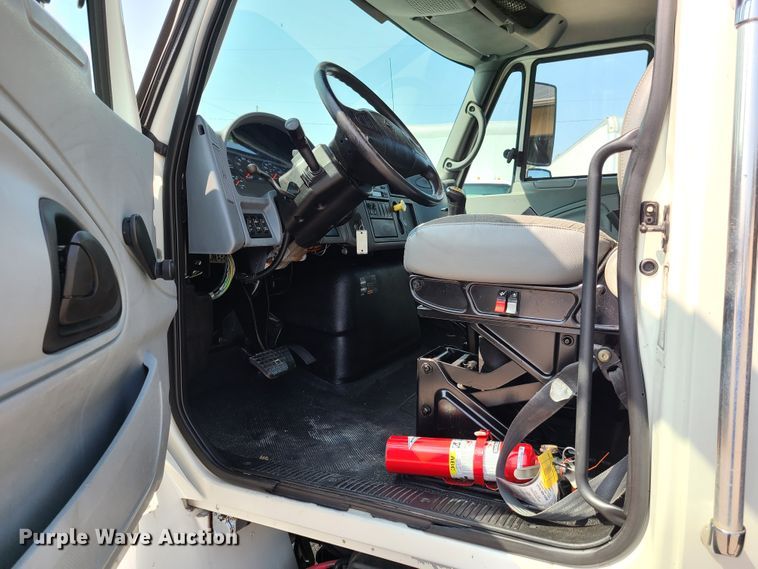 image for item DY9920 2005 International 4400  flatbed truck