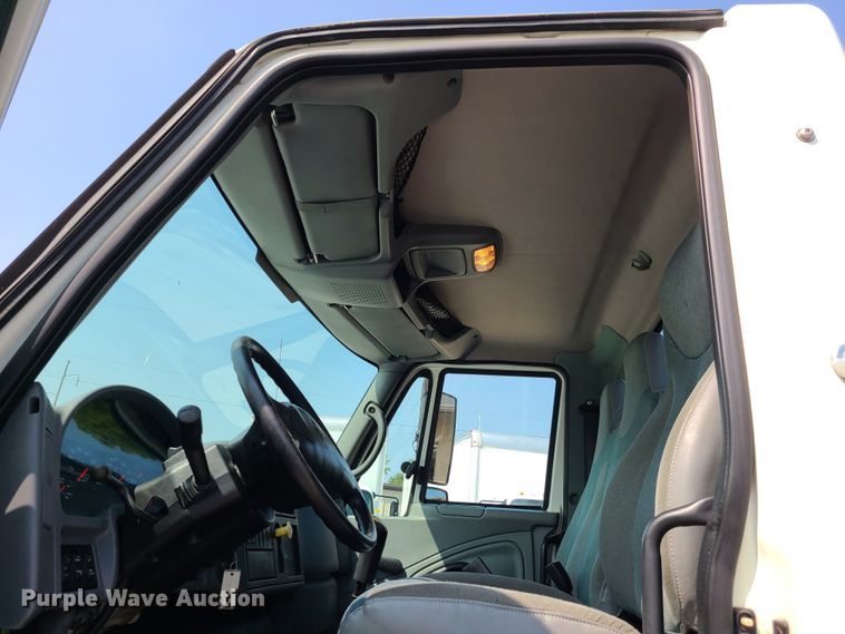 image for item DY9920 2005 International 4400  flatbed truck