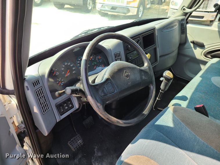 image for item DY9920 2005 International 4400  flatbed truck