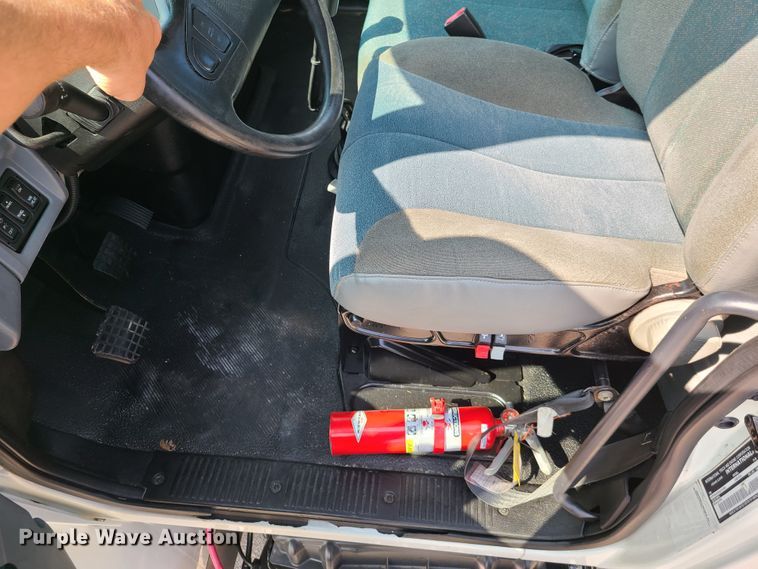 image for item DY9920 2005 International 4400  flatbed truck