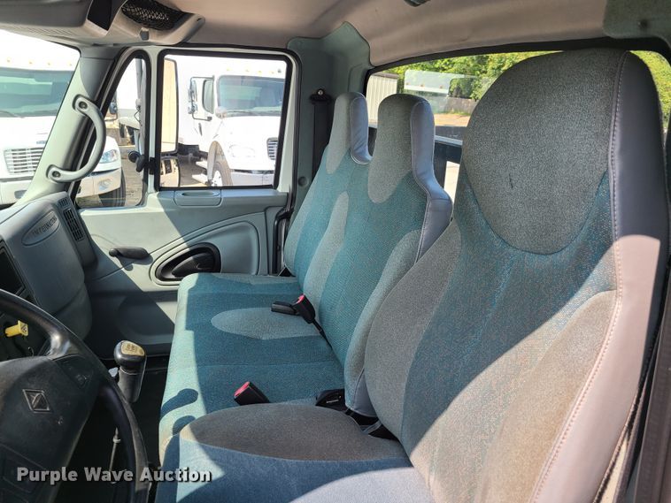 image for item DY9920 2005 International 4400  flatbed truck