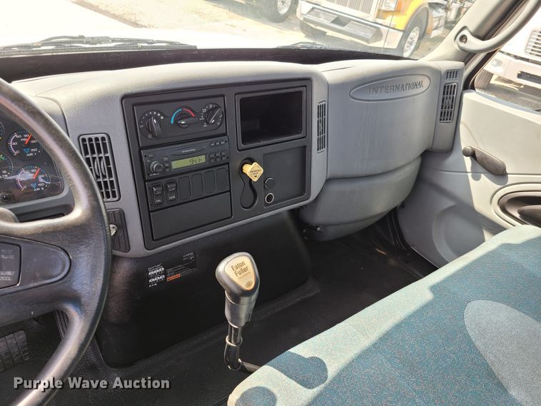 image for item DY9920 2005 International 4400  flatbed truck