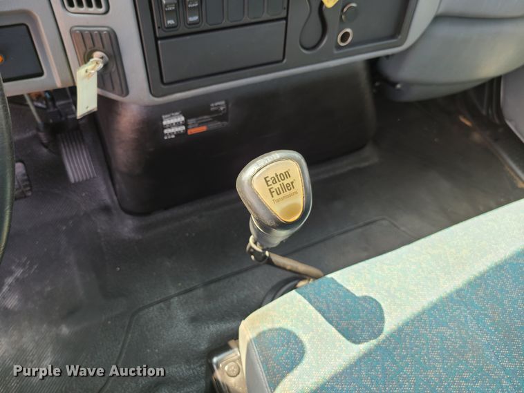 image for item DY9920 2005 International 4400  flatbed truck