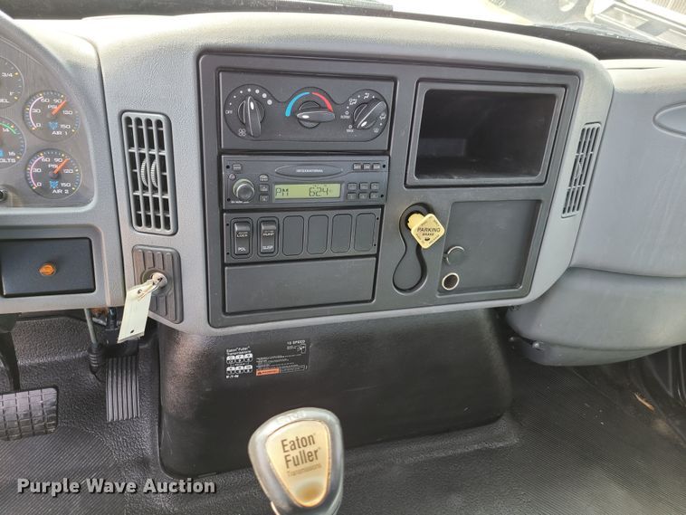 image for item DY9920 2005 International 4400  flatbed truck