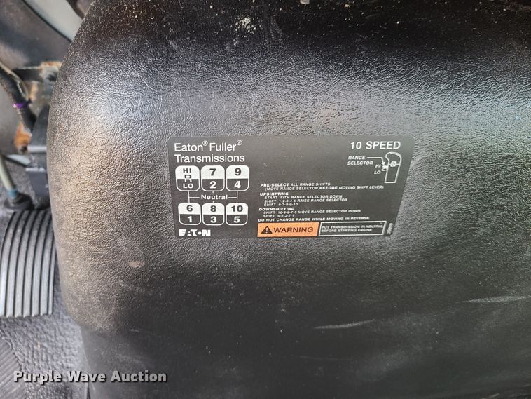 image for item DY9920 2005 International 4400  flatbed truck