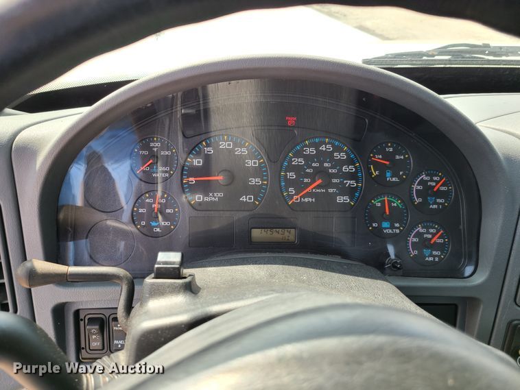 image for item DY9920 2005 International 4400  flatbed truck