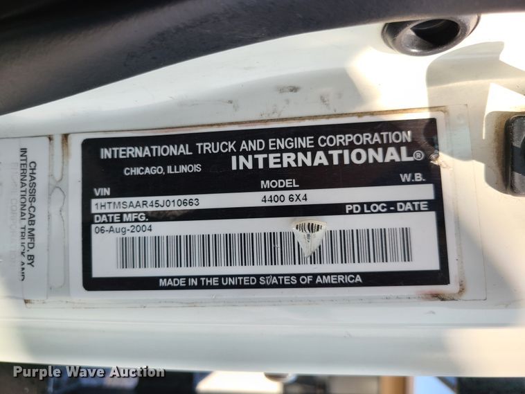 image for item DY9920 2005 International 4400  flatbed truck