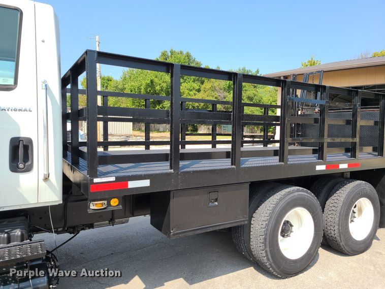 image for item DY9920 2005 International 4400  flatbed truck