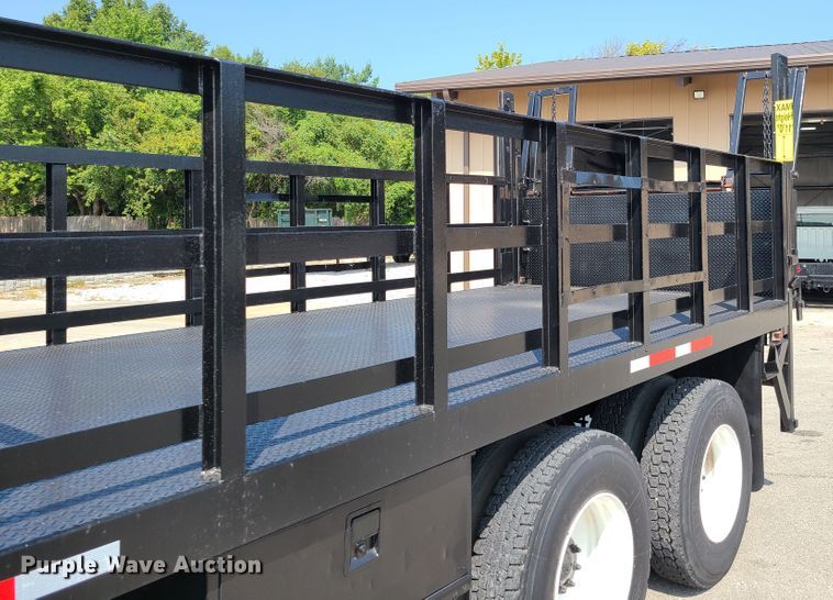 image for item DY9920 2005 International 4400  flatbed truck