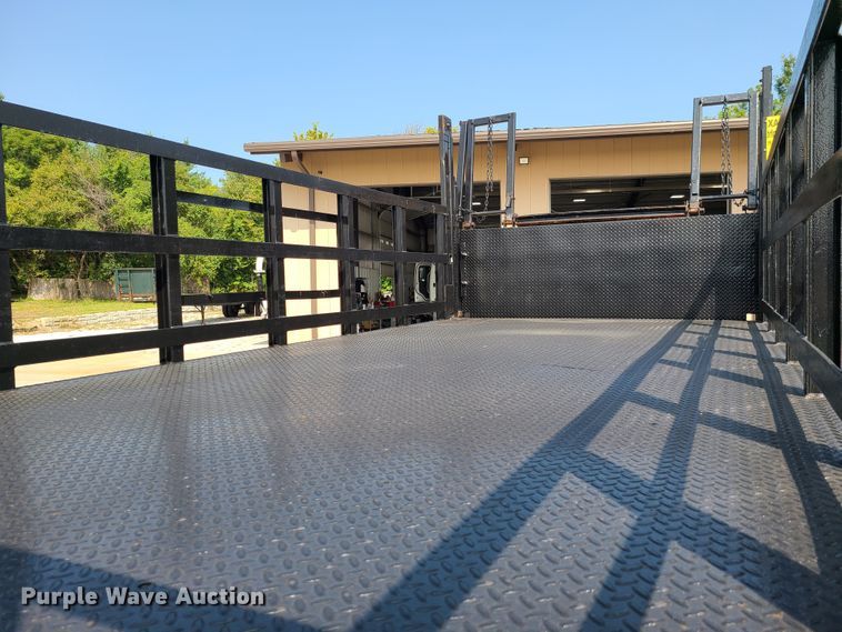 image for item DY9920 2005 International 4400  flatbed truck