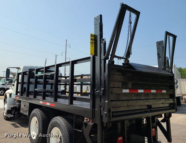 image for item DY9920 2005 International 4400  flatbed truck