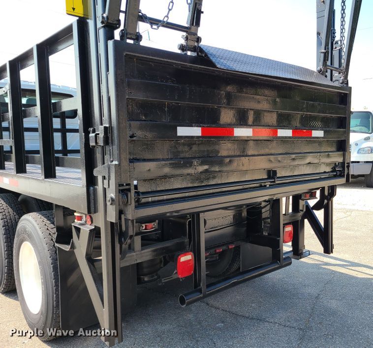 image for item DY9920 2005 International 4400  flatbed truck