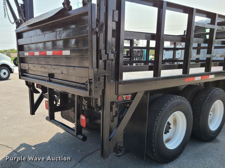 image for item DY9920 2005 International 4400  flatbed truck
