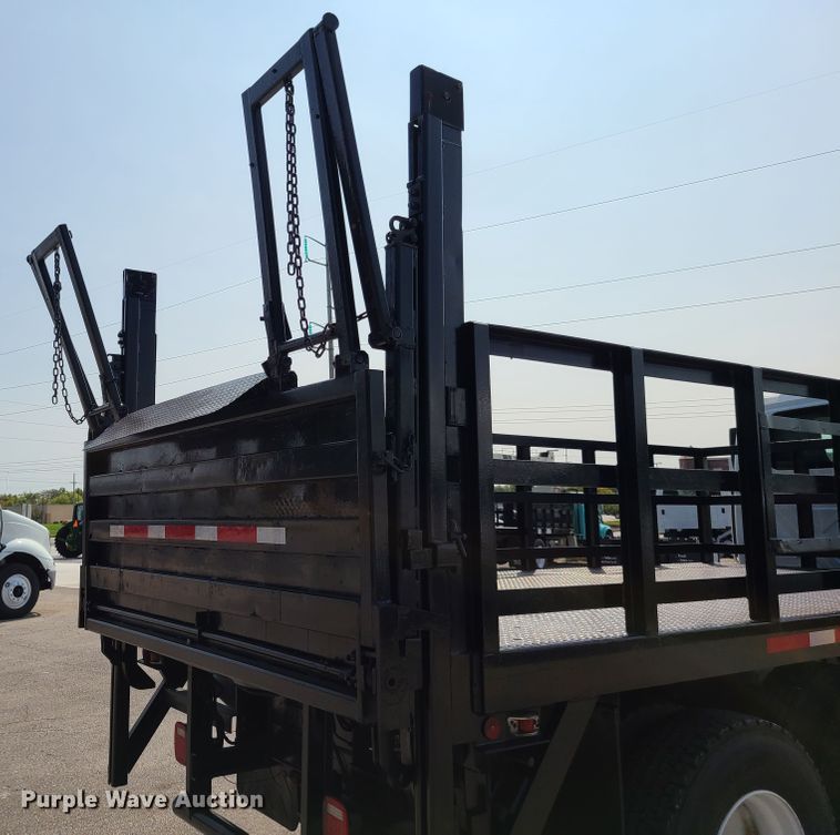 image for item DY9920 2005 International 4400  flatbed truck