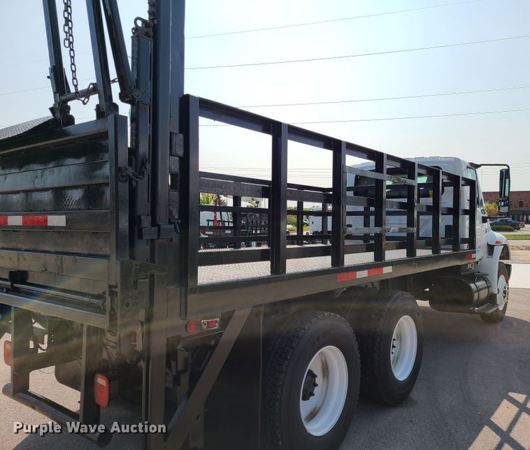 image for item DY9920 2005 International 4400  flatbed truck
