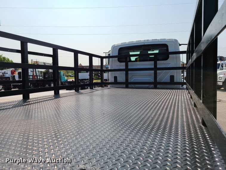 image for item DY9920 2005 International 4400  flatbed truck