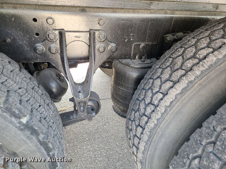 image for item DY9920 2005 International 4400  flatbed truck