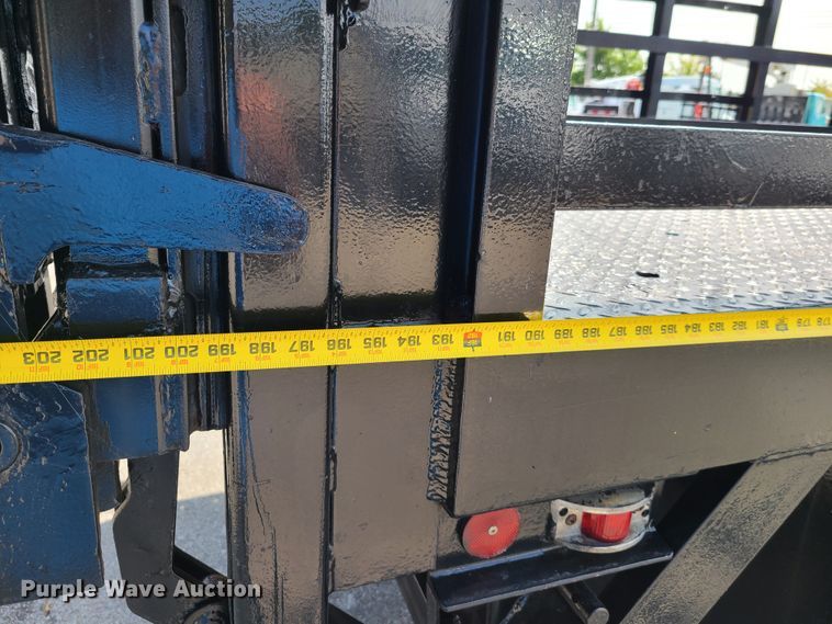 image for item DY9920 2005 International 4400  flatbed truck