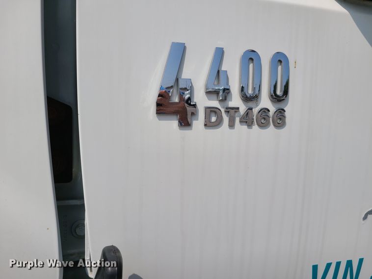 image for item DY9920 2005 International 4400  flatbed truck