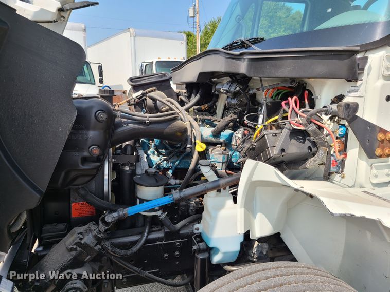 image for item DY9920 2005 International 4400  flatbed truck