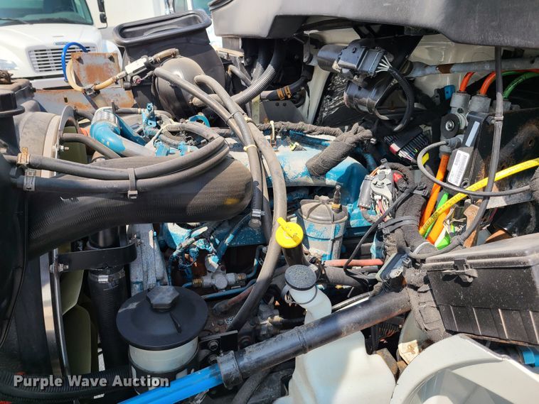 image for item DY9920 2005 International 4400  flatbed truck