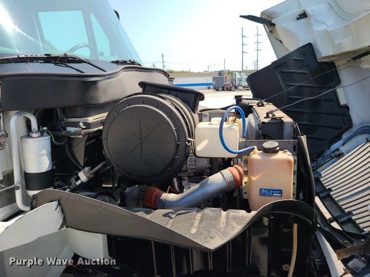 image for item DY9920 2005 International 4400  flatbed truck