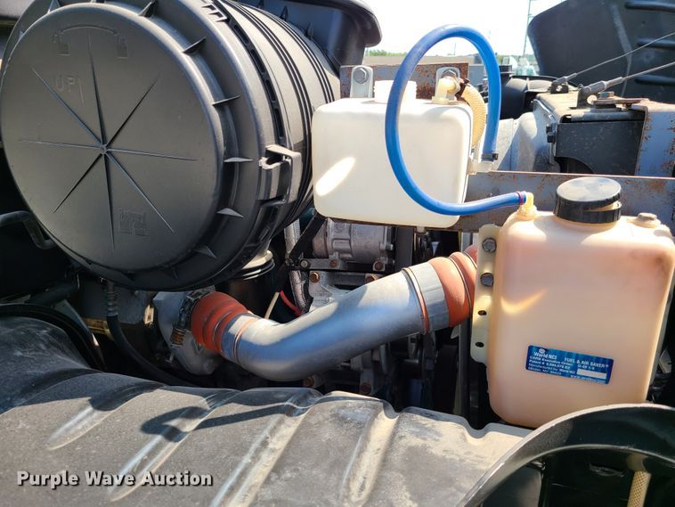 image for item DY9920 2005 International 4400  flatbed truck