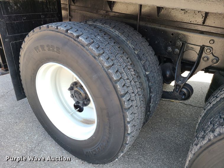 image for item DY9920 2005 International 4400  flatbed truck