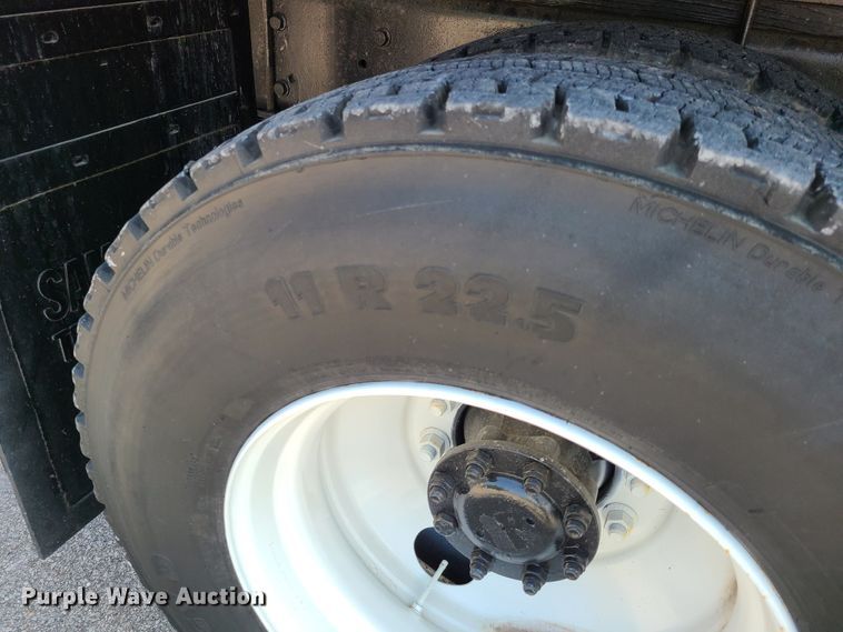 image for item DY9920 2005 International 4400  flatbed truck