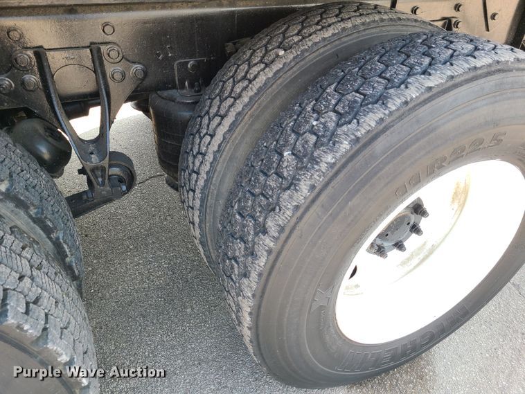 image for item DY9920 2005 International 4400  flatbed truck