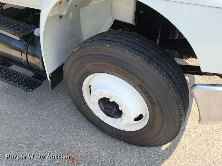 image for item DY9920 2005 International 4400  flatbed truck