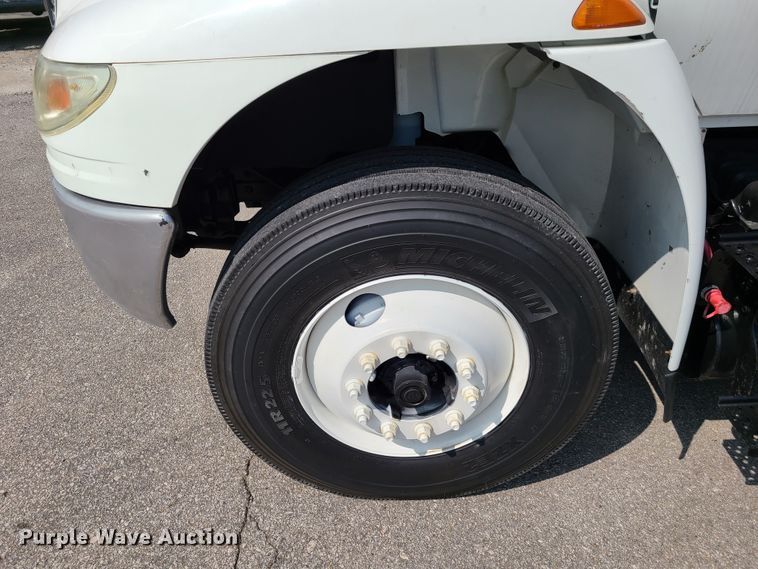 image for item DY9920 2005 International 4400  flatbed truck