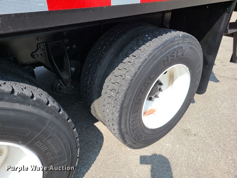 image for item DY9920 2005 International 4400  flatbed truck