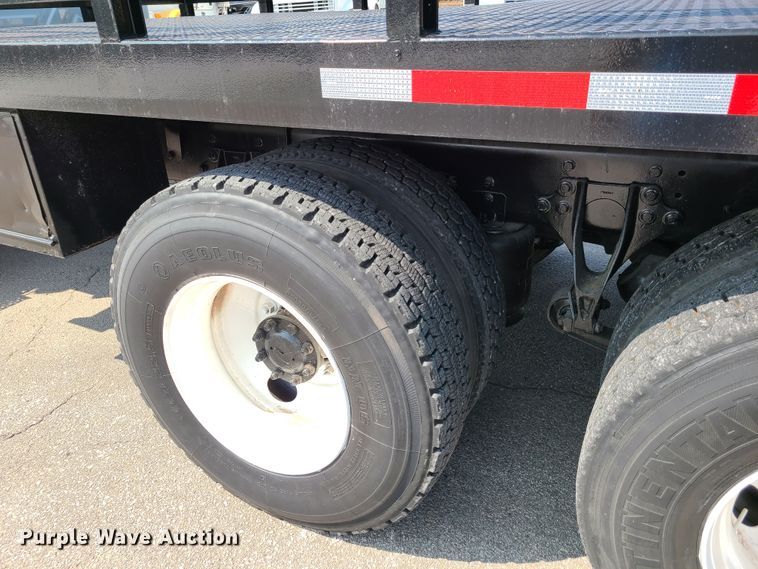 image for item DY9920 2005 International 4400  flatbed truck