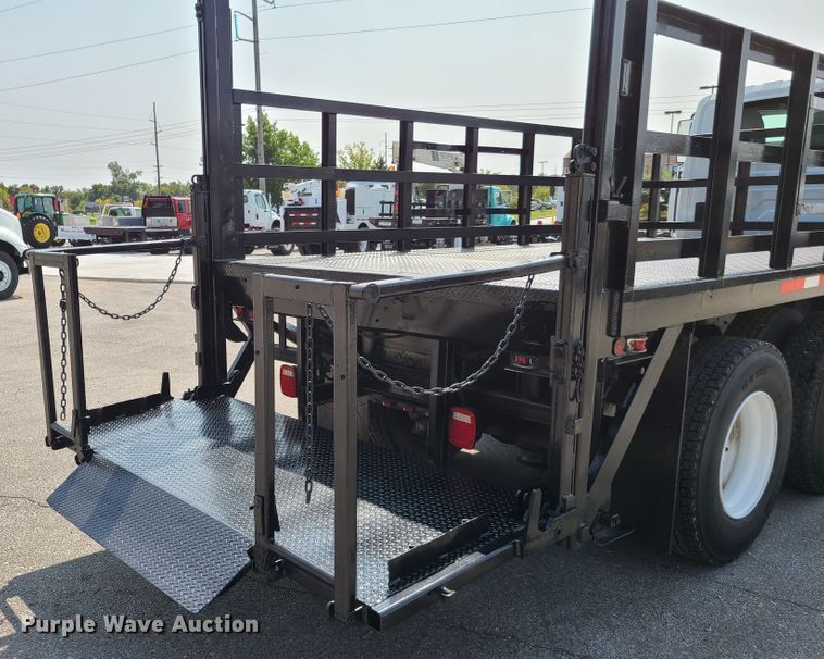 image for item DY9920 2005 International 4400  flatbed truck