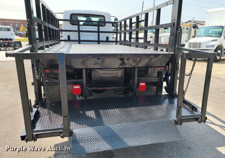 image for item DY9920 2005 International 4400  flatbed truck