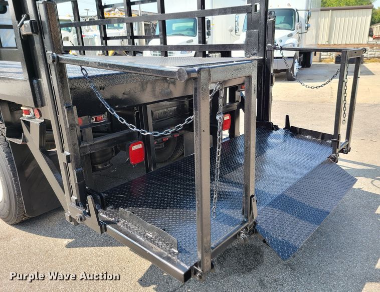 image for item DY9920 2005 International 4400  flatbed truck