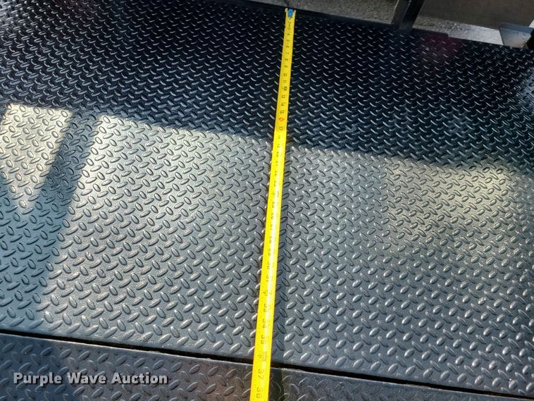 image for item DY9920 2005 International 4400  flatbed truck